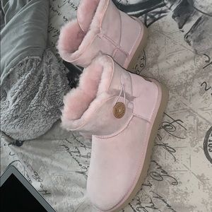 Light pink uggs never been worn.